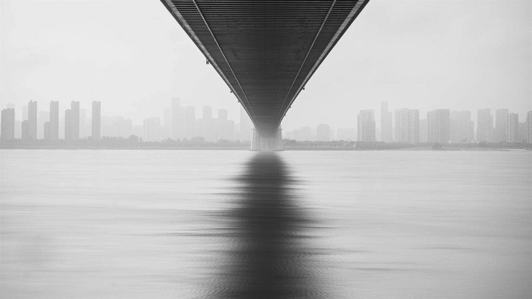 Architettura geometrica in bianco e nero